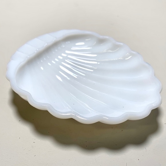 Delicate Shell Dish - Picture 1 of 4